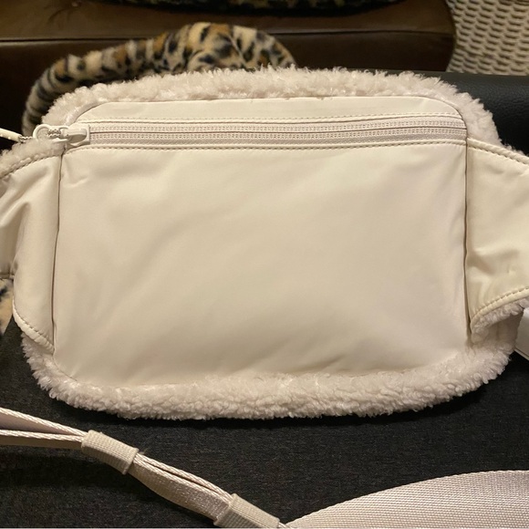 Everywhere Belt Bag Large 2L Fleece - Picture 3 of 10